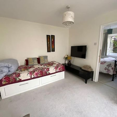 Cosy Apartment With Private Access And Kitchenette In Guildford (Adults Only) Worplesdon Ngoại thất bức ảnh