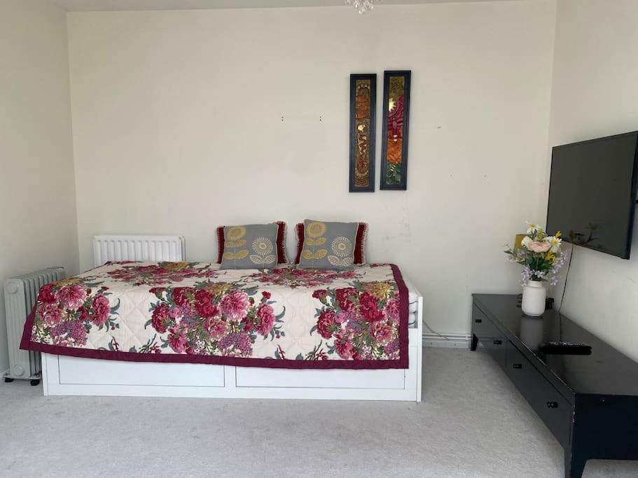Cosy Apartment With Private Access And Kitchenette In Guildford (Adults Only) Worplesdon Ngoại thất bức ảnh
