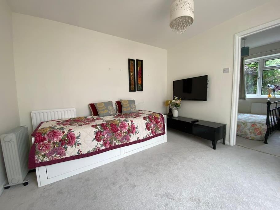 Cosy Apartment With Private Access And Kitchenette In Guildford (Adults Only) Worplesdon Ngoại thất bức ảnh