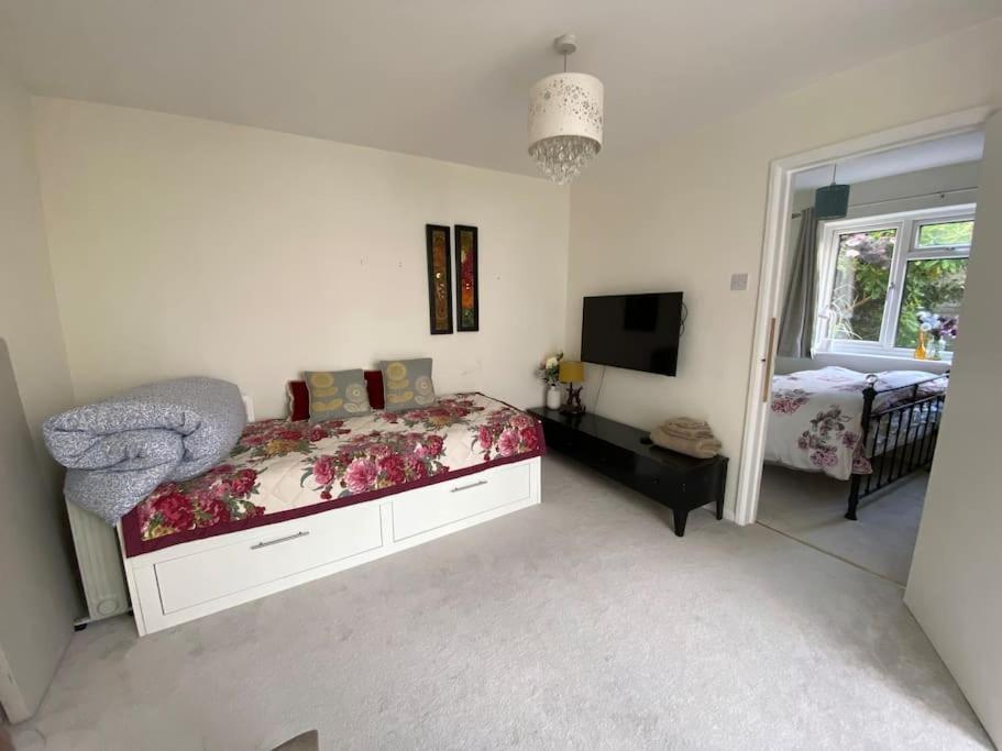 Cosy Apartment With Private Access And Kitchenette In Guildford (Adults Only) Worplesdon Ngoại thất bức ảnh